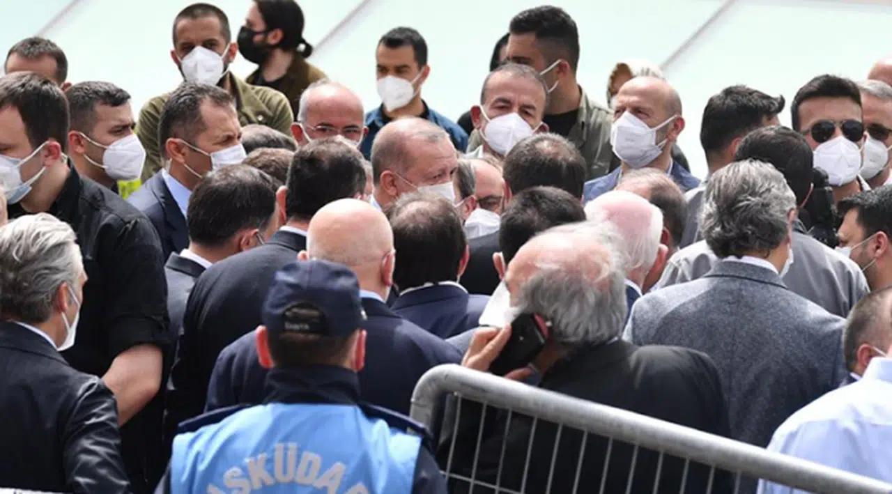 Erdoğan, tam kısıtlamada kalabalık bir grupla Ümraniye Belediye Başkanı'nın babasının cenaze namazına katıldı