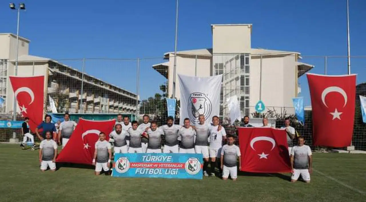 Futbolun delikanlıları 19 Mayıs'ı sahada kutladı