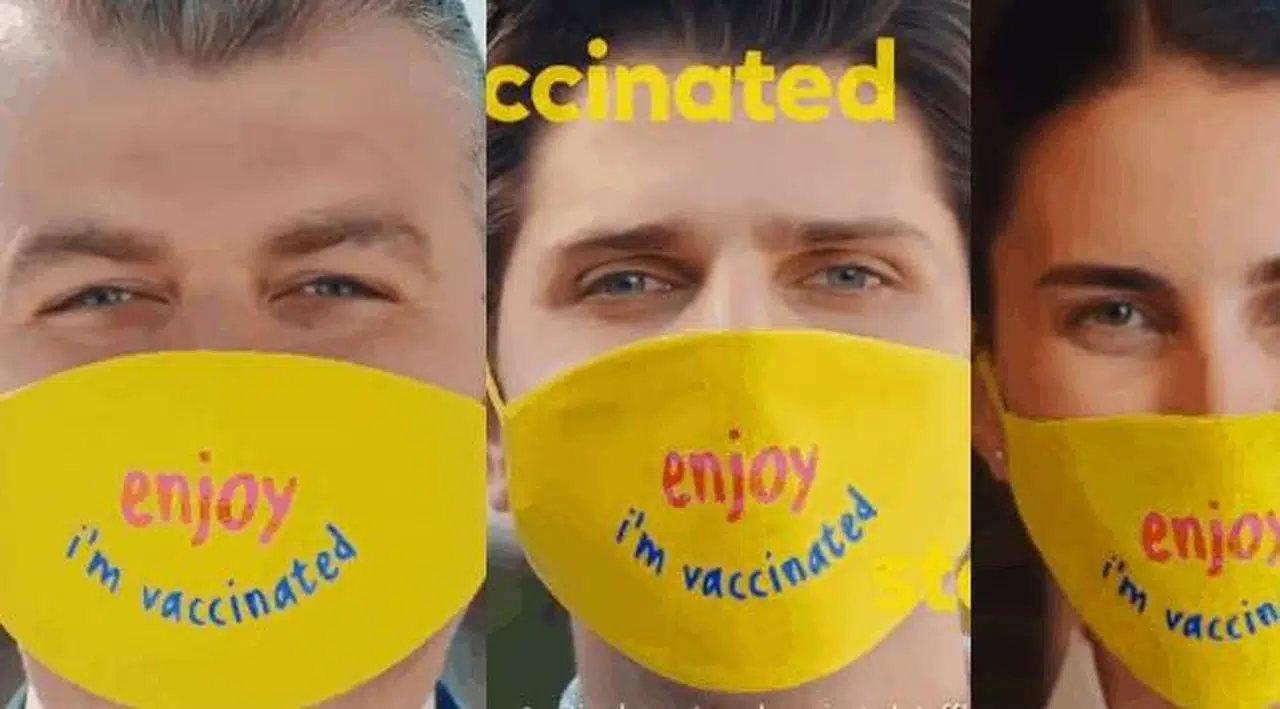 Hükümetten 'güvenli turizm' reklamı: Çalışanlar, 'Aşılandım' yazılı maske takıyor