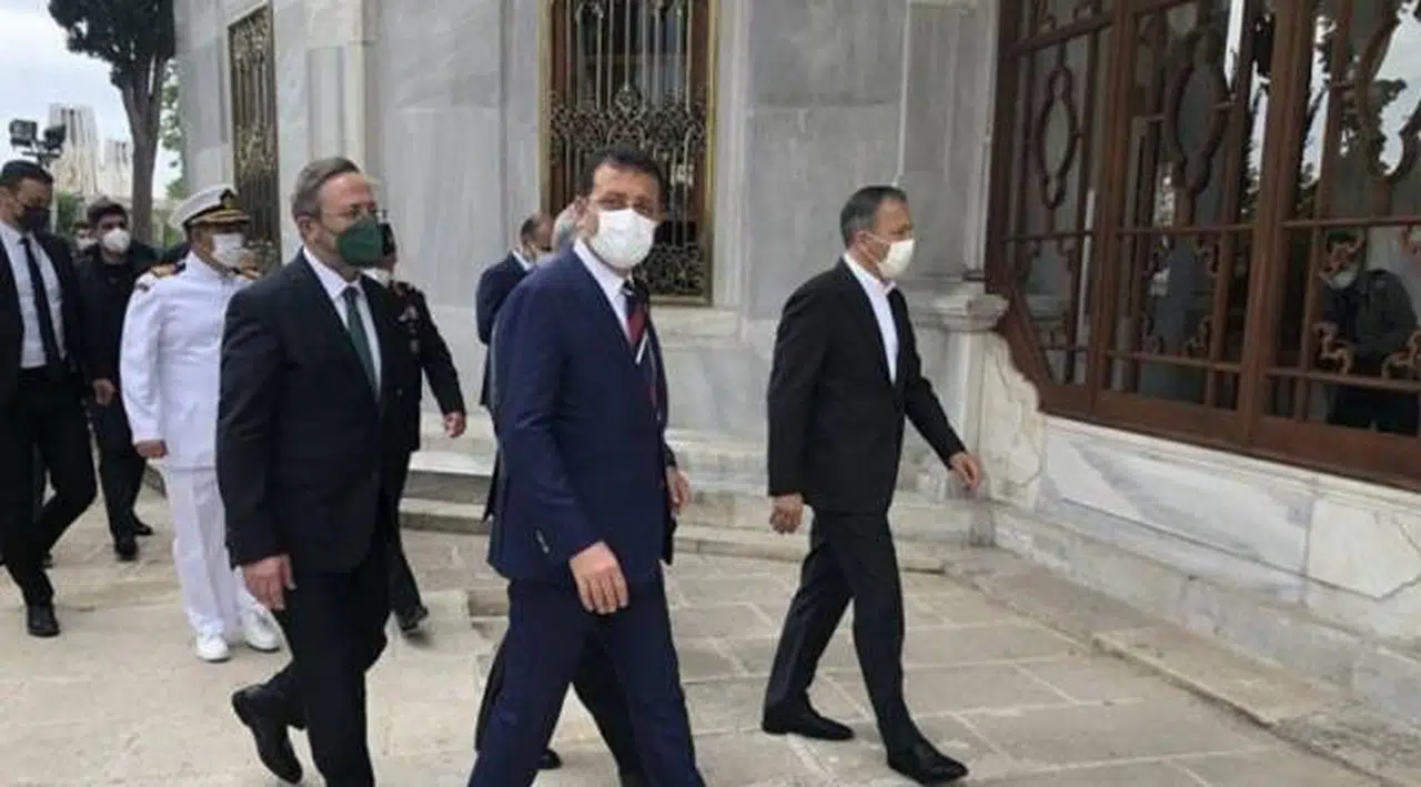 İmamoğlu Fatih'in türbesindeki anmaya katıldı, Topbaş'ın mezarını ziyaret etti