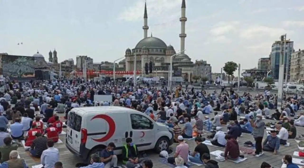 Tonlarca gül suyu, binlerce kişi: Taksim Camisi açıldı