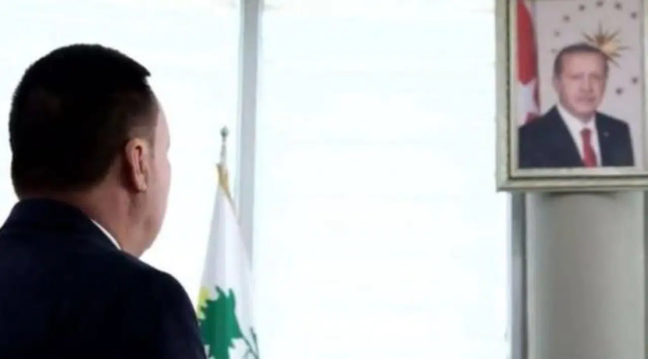 AKP'li belediye başkanından Erdoğan portresi önünde saygı duruşu