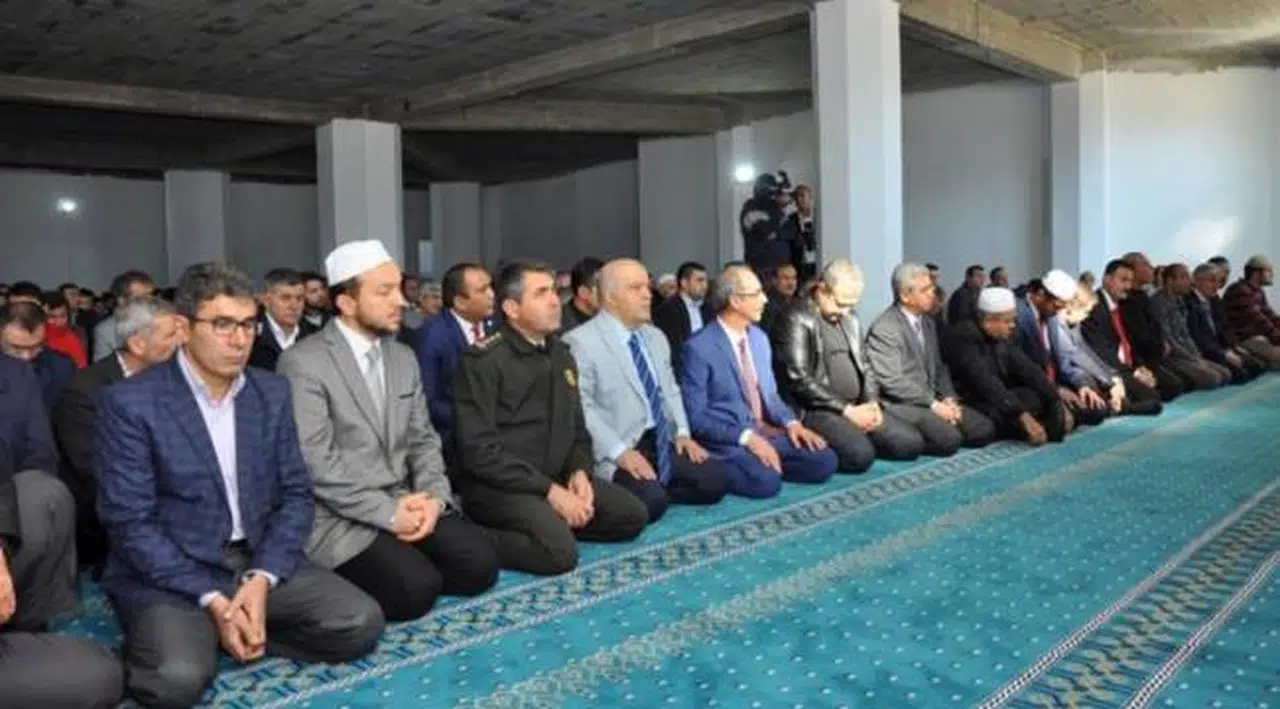 Camiyi tamamlayamadılar, akademisyenlerden destek istediler: 1 metrekare halı bedeli 250 lira