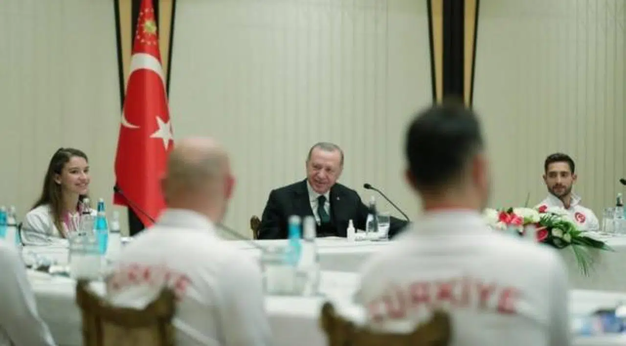 Erdoğan'dan cimnastikçilere: "Madalyaları çaldırmayın ha' esprisi