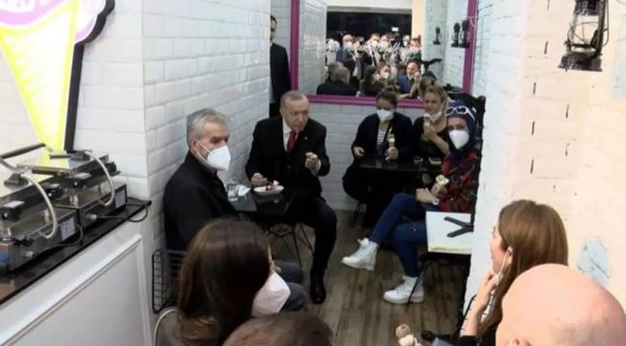 Erdoğan'ın karşısında bacak bacak üstüne atan kadına uyarı