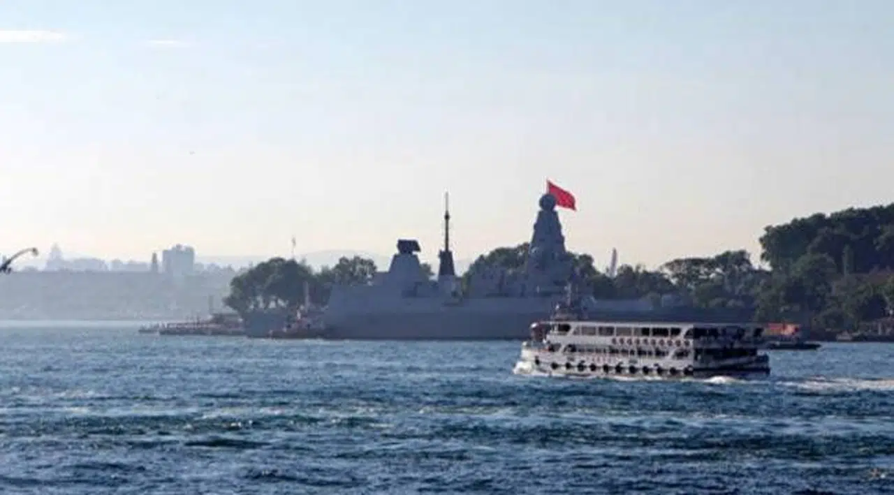 İngiliz savaş gemisi Sarayburnu'na demirledi