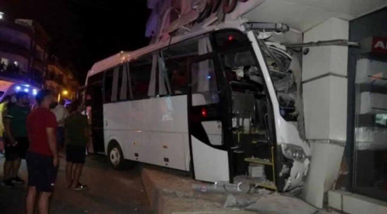 İşçi servisi mağazaya girerek durdu, 12 işçi yaralandı