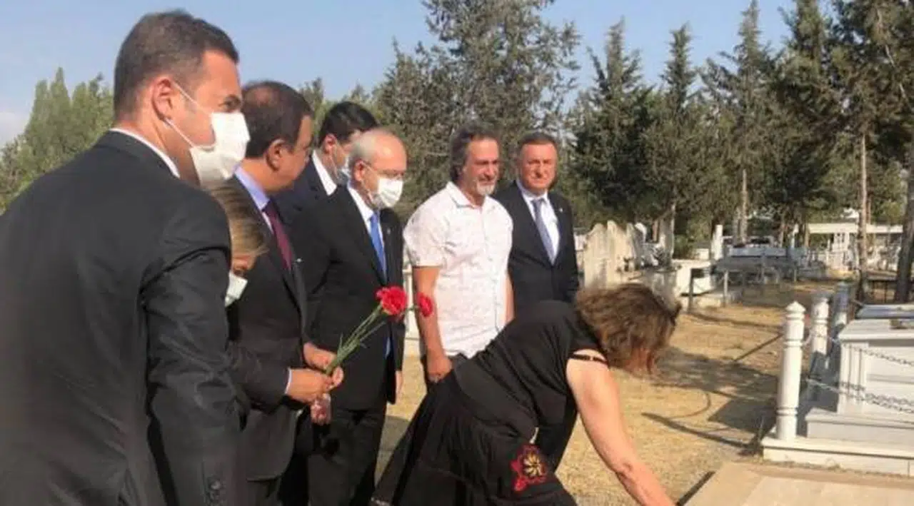 Kılıçdaroğlu, Kutlu Adalı’nın mezarını ziyaret etti