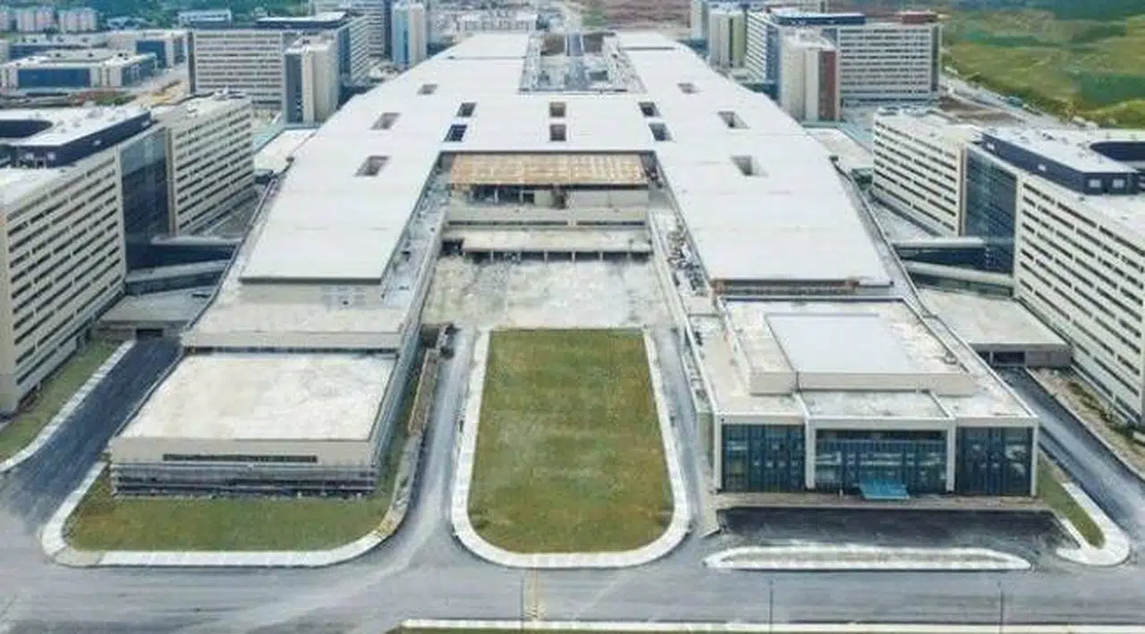 Sağlık Bakanı Koca, müteahhitlerin aradan çıkarılacağını açıklamıştı: "Tekrar bize vermezseniz hastanelerdeki işleri kilitleriz" diye tehdit ediyorlar