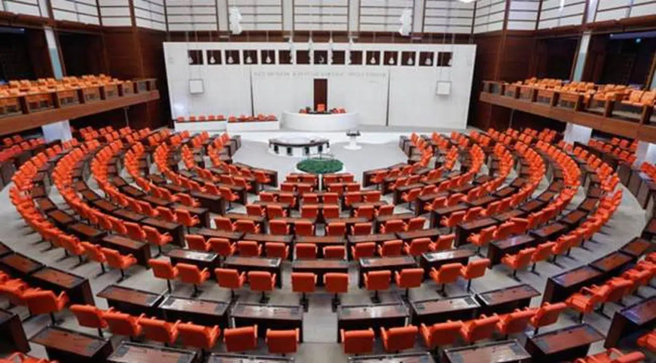 Sözcü yazarı: 2023 seçimlerine kadar siyasette taşlar yerinden oynayacak ve yeni masalar kurulacak!