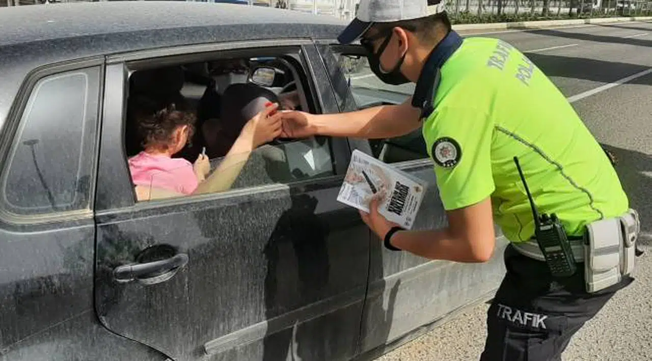 Torbalı’da yayalara yol veren sürücüler ödüllendirildi