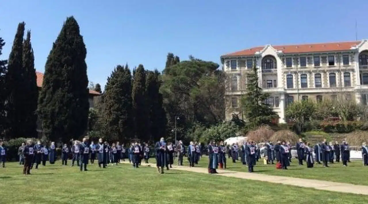 Boğaziçili akademisyenlerden Yekta Saraç, Melih Bulu ve Naci İnci hakkında suç duyurusuBoğaziçi Üniversitesi akademisyenleri, üniversite yönetimine atanan kayyum, yardımcıları ve YÖK Başkanı Saraç hakkında suç duyurusunda bulundu.