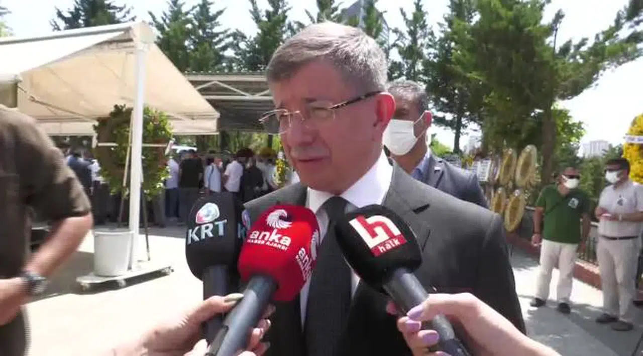 Davutoğlu, "Çok kötü bir kriz yönetimi sergileniyor"