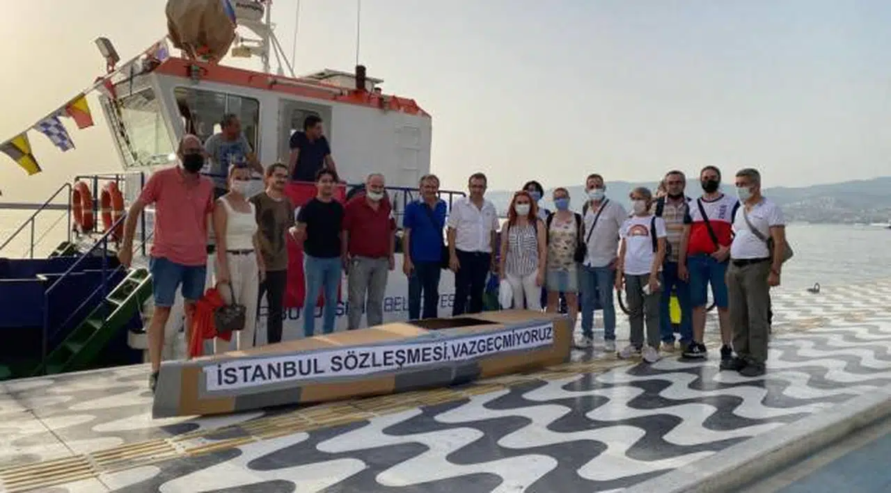 İzmir'de karton tekneler sembolik yarıştı