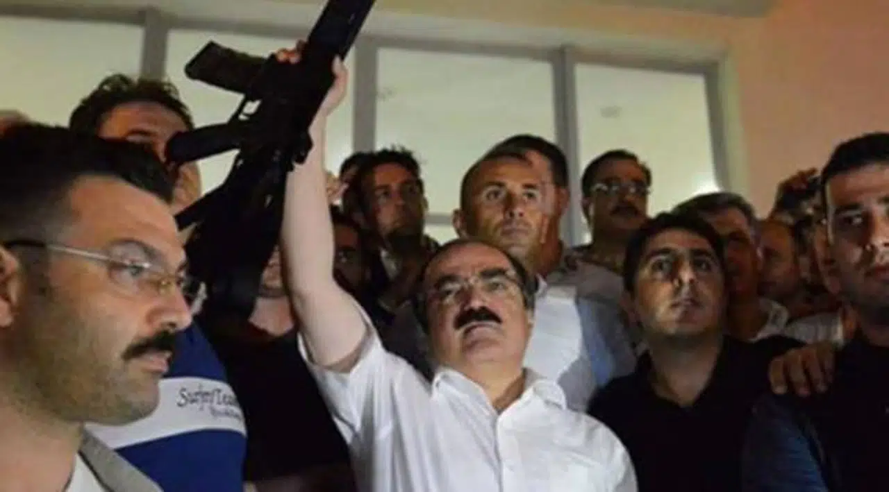 Vatandaşa 'gavat' diyen eski Vali Hüseyin Avni Coş öldü