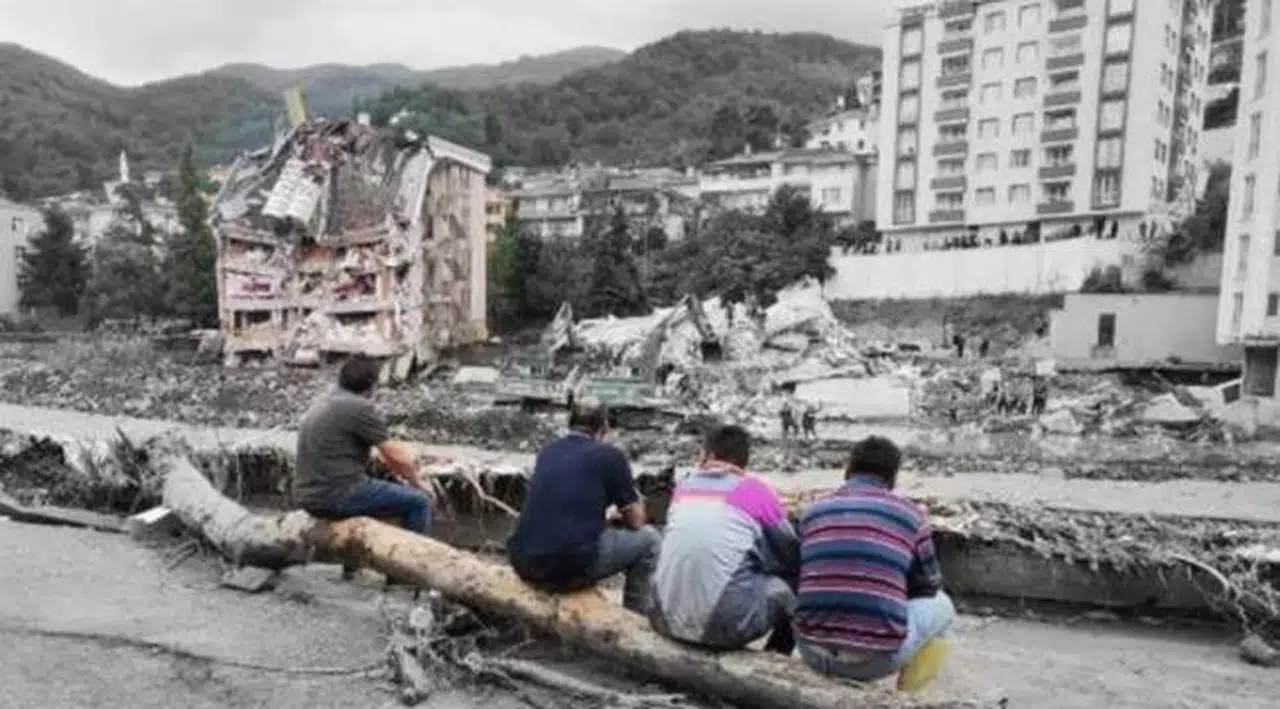 Bozkurt'taki selde yıkılan apartmanlardan birinin müteahhidi tutuklandı