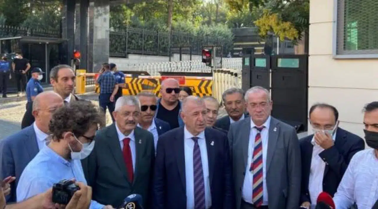 İYİP'ten istifa eden Ümit Özdağ partisinin kuruluş dilekçesini bakanlığa verdi
