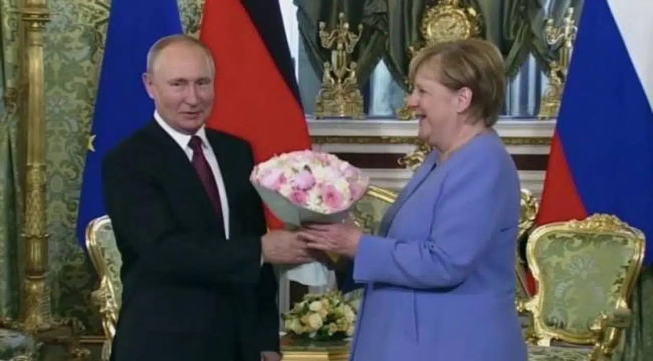 Merkel: Putin doğalgaz boru hattını silah olarak kullanmamalı