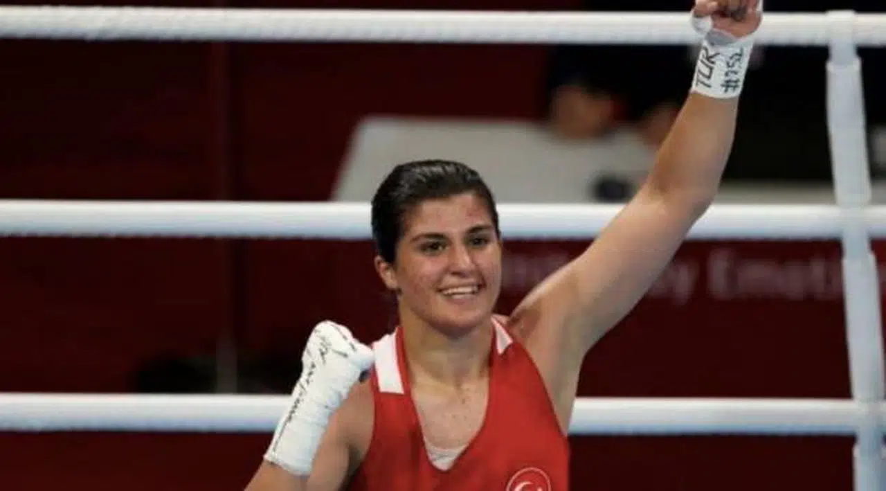 Milli boksör Busenaz Sürmeneli Olimpiyat Şampiyonu oldu