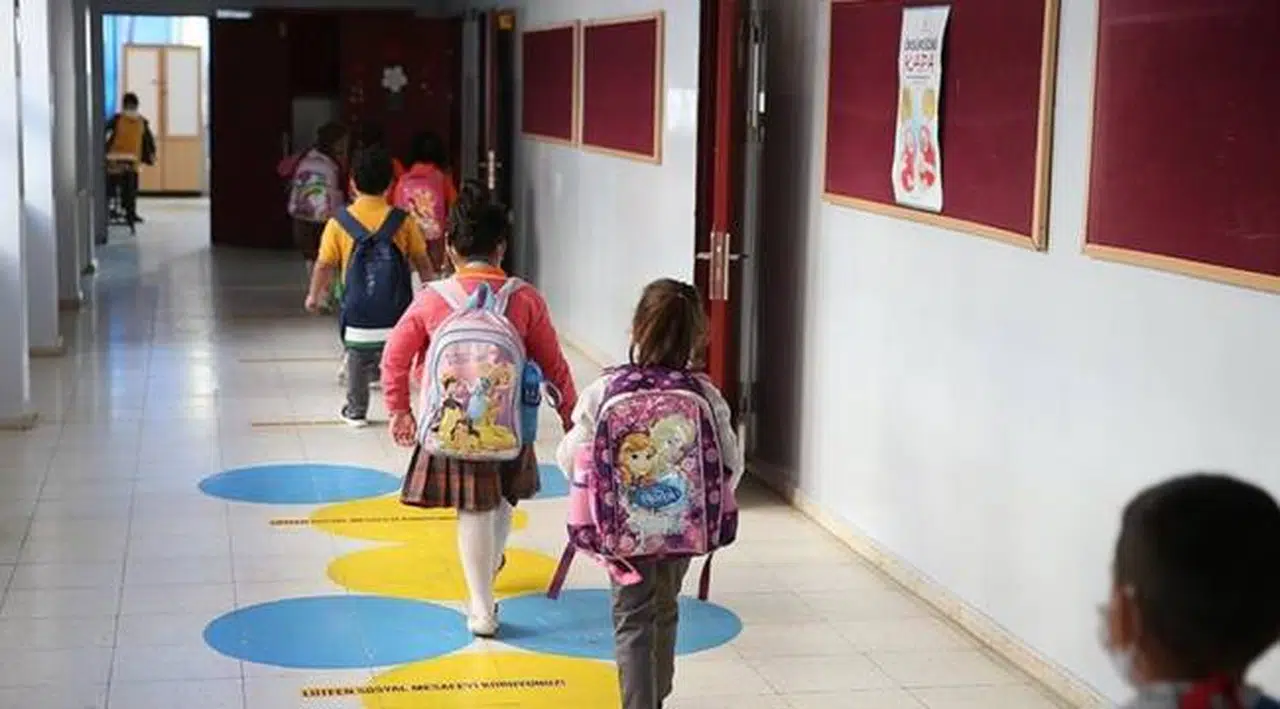 Okullar açılmalı mı? Çocuklarda bulaş riski ne kadar?