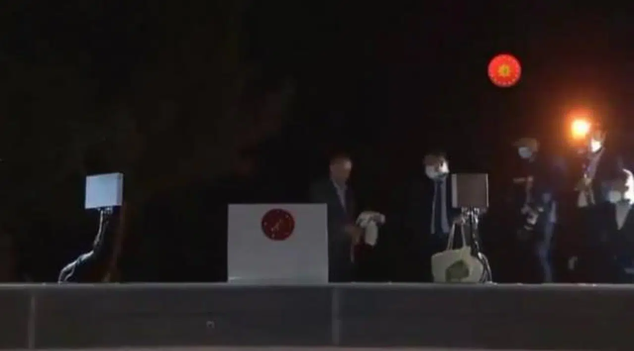 Yangının ardından Erdoğan Marmaris'te halka 'keyif çayı' fırlattı