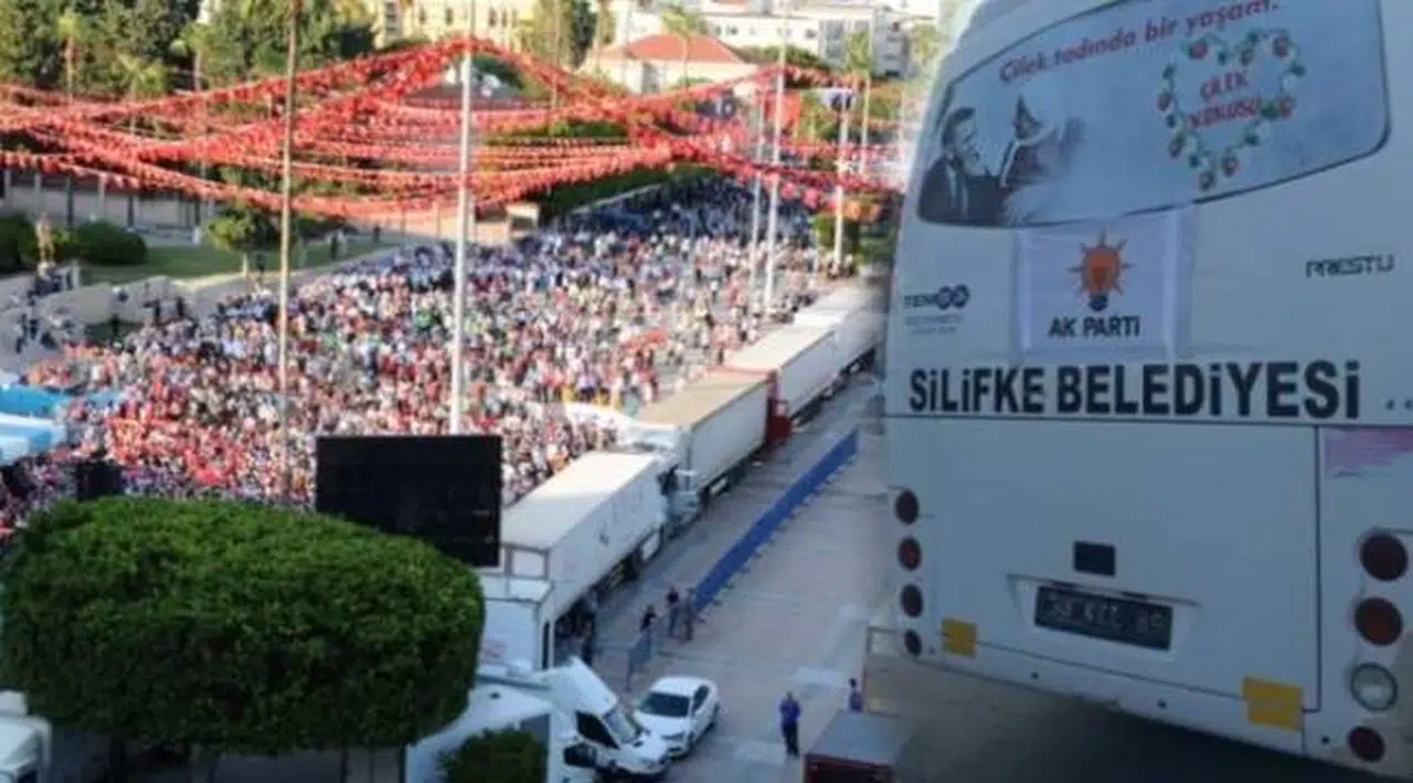 Erdoğan'ın mitingi dolmayınca AK Partili belediye harekete geçti: Belediye çalışanlarını alana getirdi!