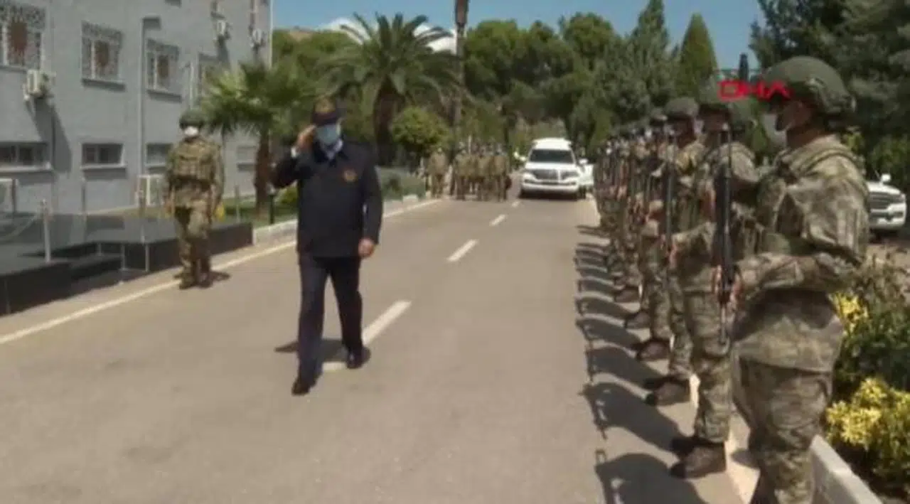 Hulusi Akar ve komutanlar Suriye sınırında