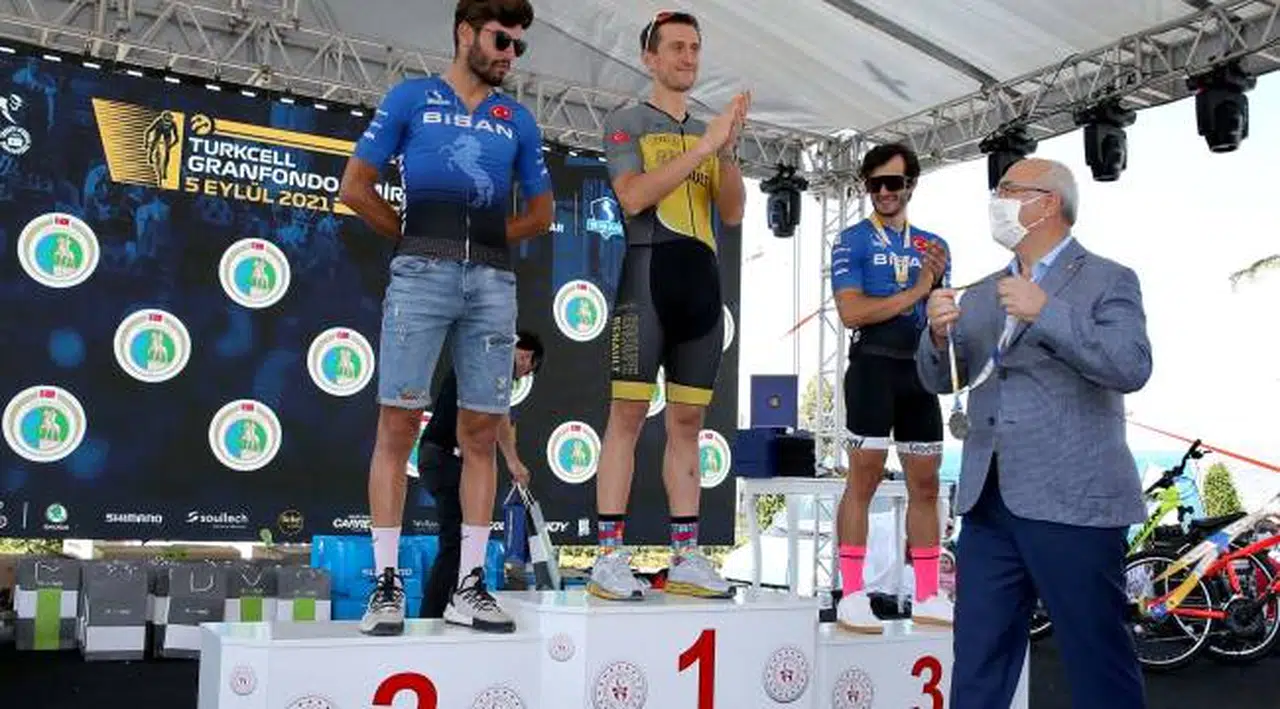 İZMİR’DE PEDALLAR AFETZEDE ÇOCUKLARIN EĞİTİMİ İÇİN DÖNDÜ