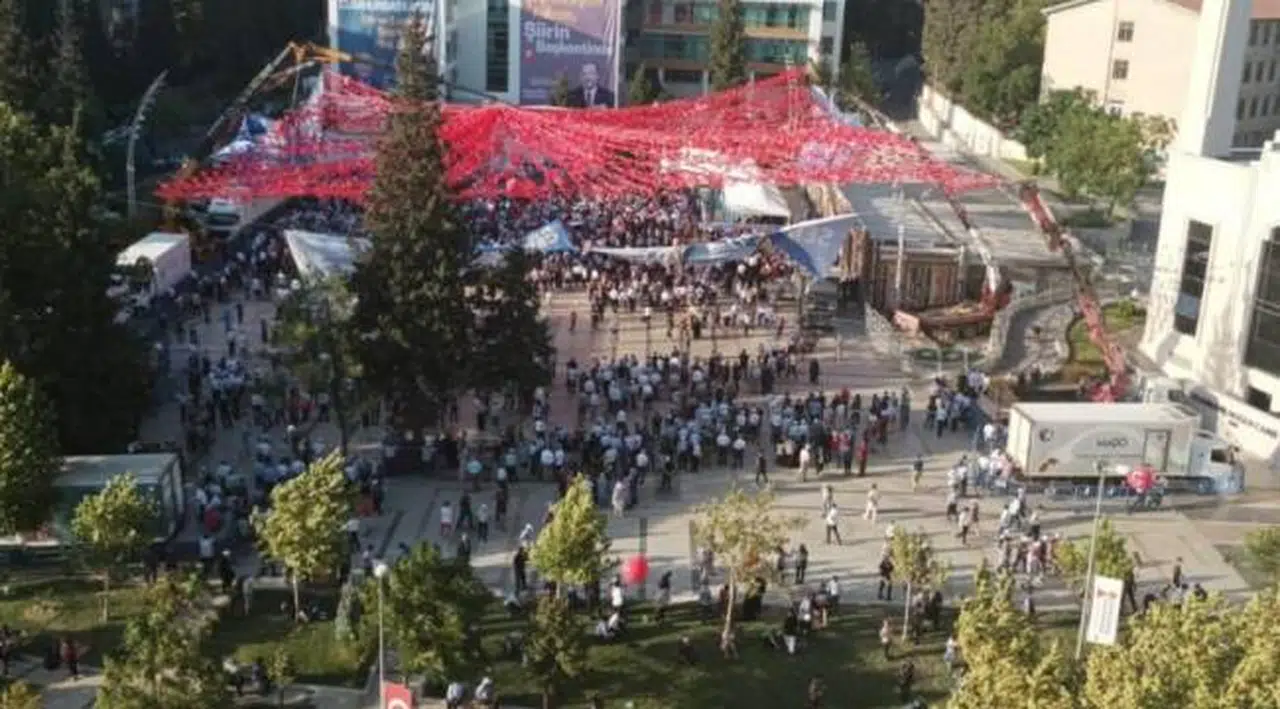 'Kamera oyunlarına aldanmayın, Erdoğan’ın mitinginin gerçek fotoğrafları bunlar'