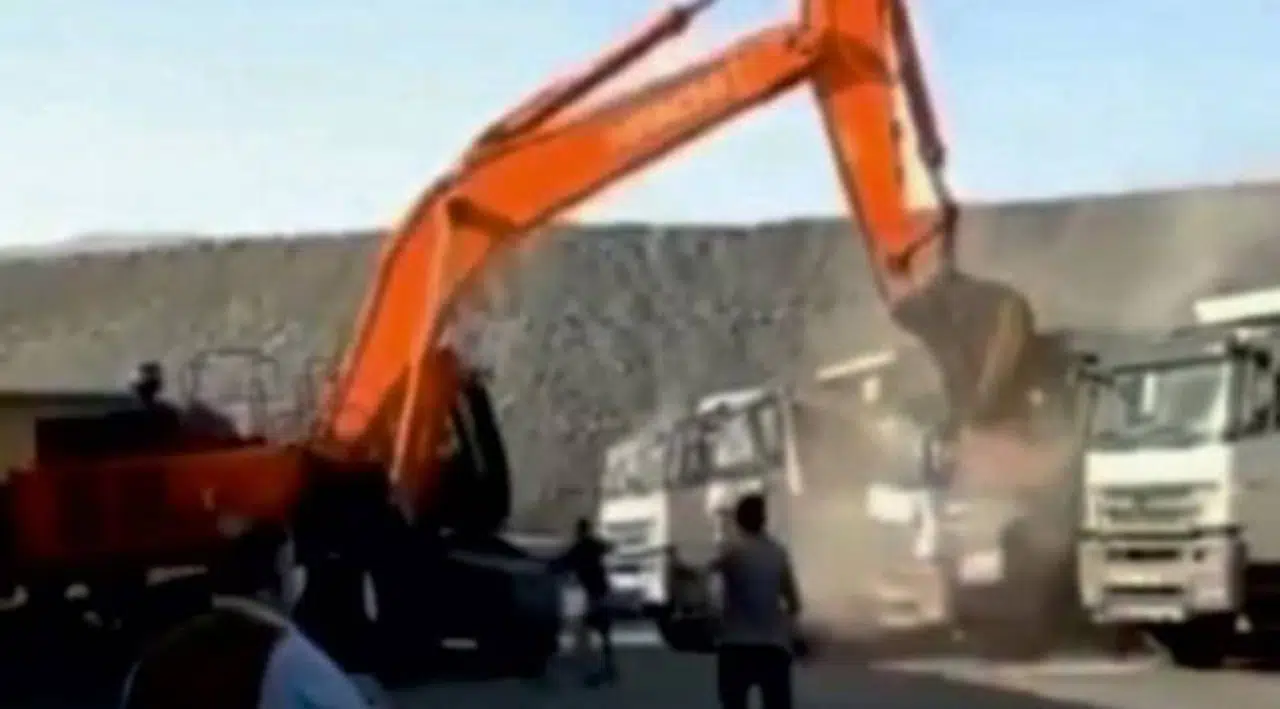 Kamyonları parçalayan iş makinesi operatörü: Firmanın ortağıyım