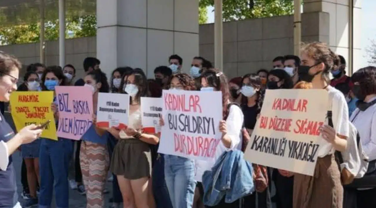 Üniversite öğrencileri Celal Şengör’ü protesto etti