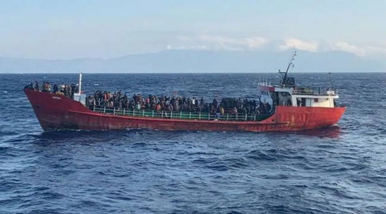 400'e yakın göçmeni taşıyan bir Türkiye gemisi Yunanistan limanına demirleyecek