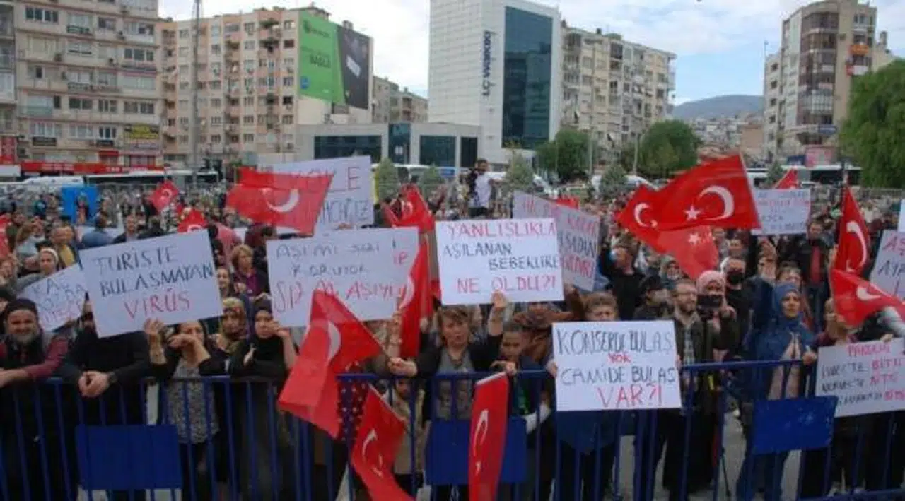 Aşı karşıtlarından İzmir'de düşük katılımlı miting