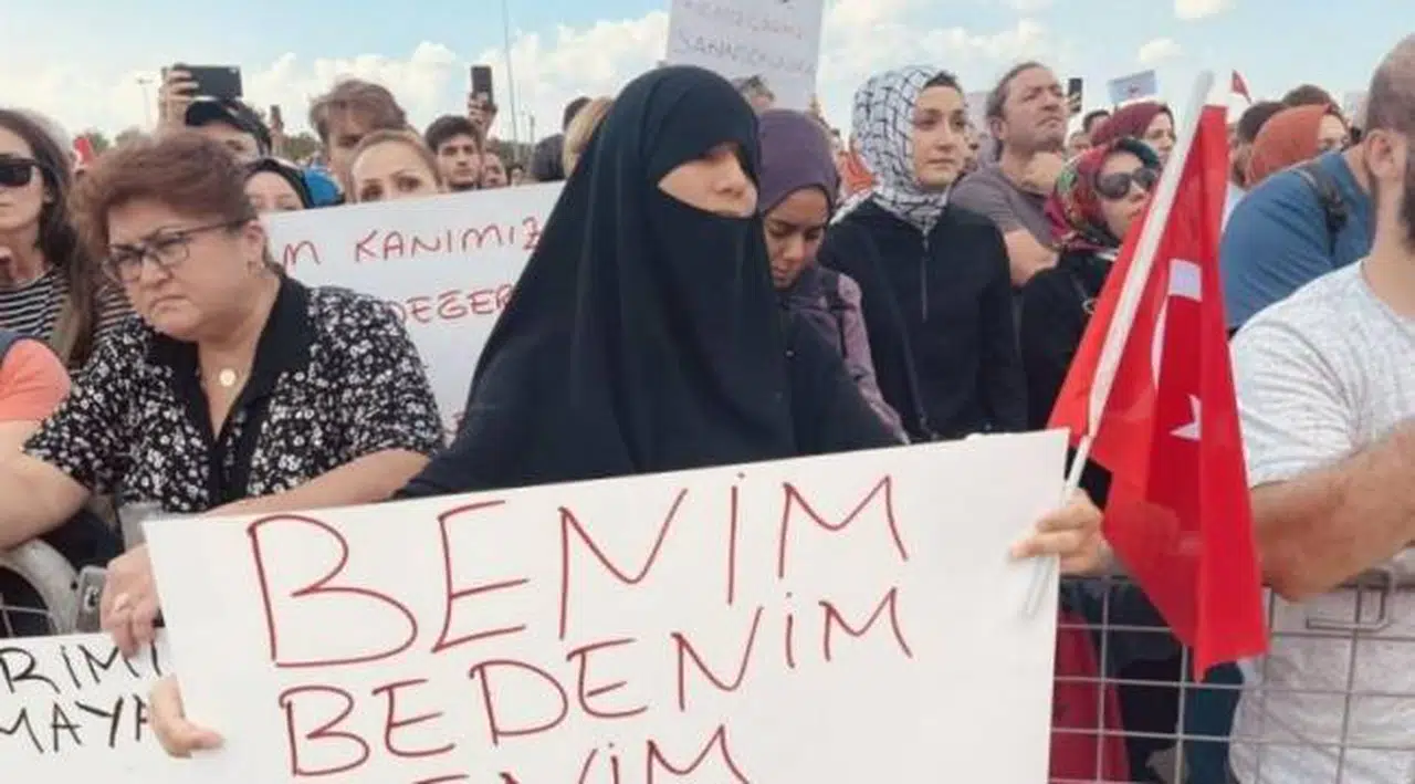 İzmir'de mitinge hazırlanan aşı karşıtlarına tepki