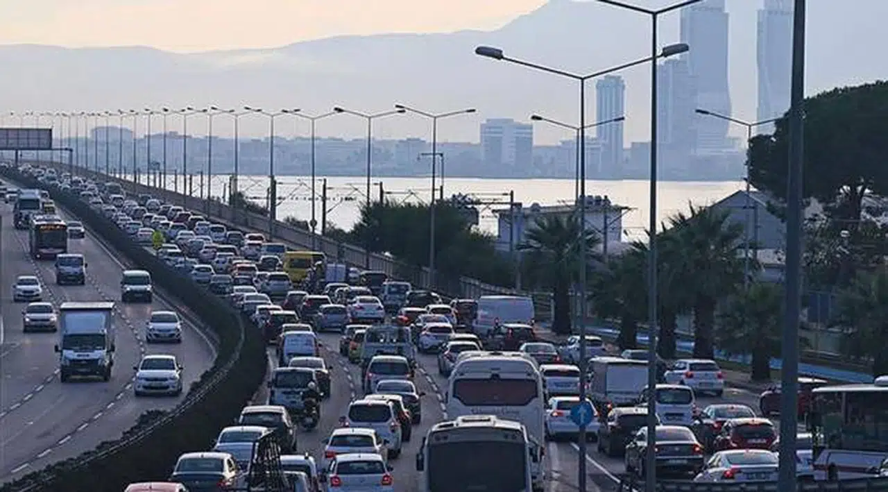 İzmir'de trafiğe kayıtlı araç sayısı Eylül ayı sonu itibarıyla 1 milyon 557 bin 685 oldu