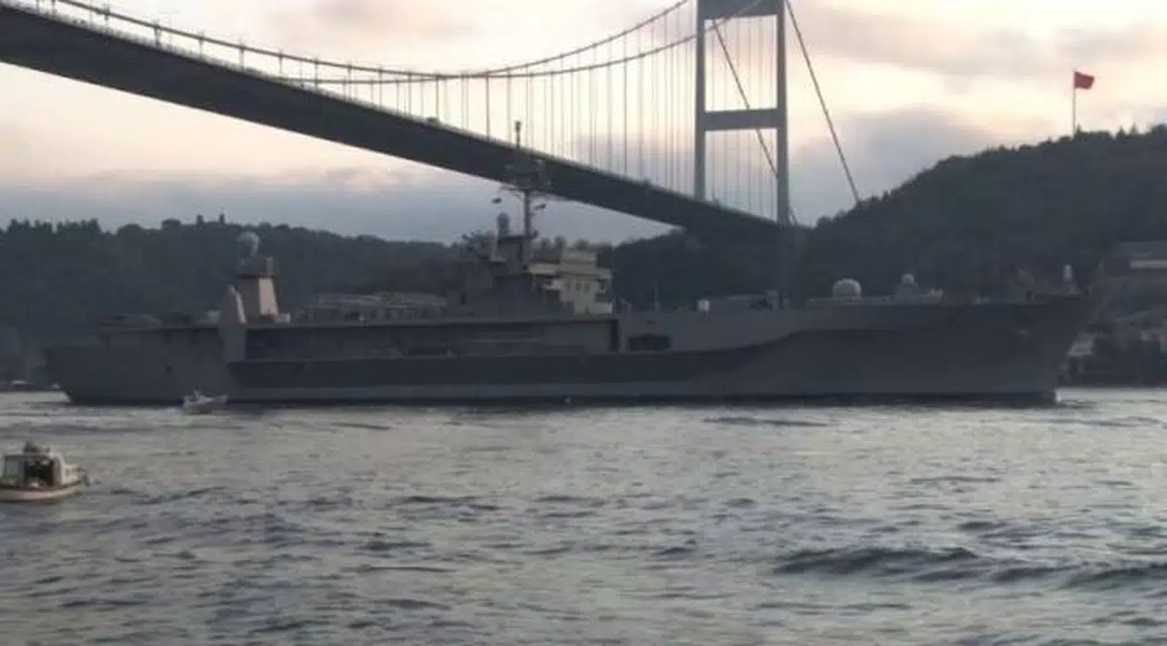 ABD savaş gemisi İstanbul Boğazı'ndan geçti