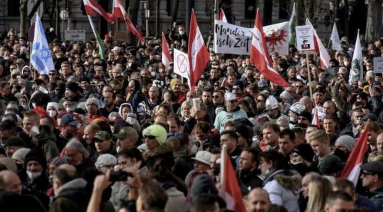 Avrupa'da birçok kentte Covid-19 kısıtlamaları protesto edildi