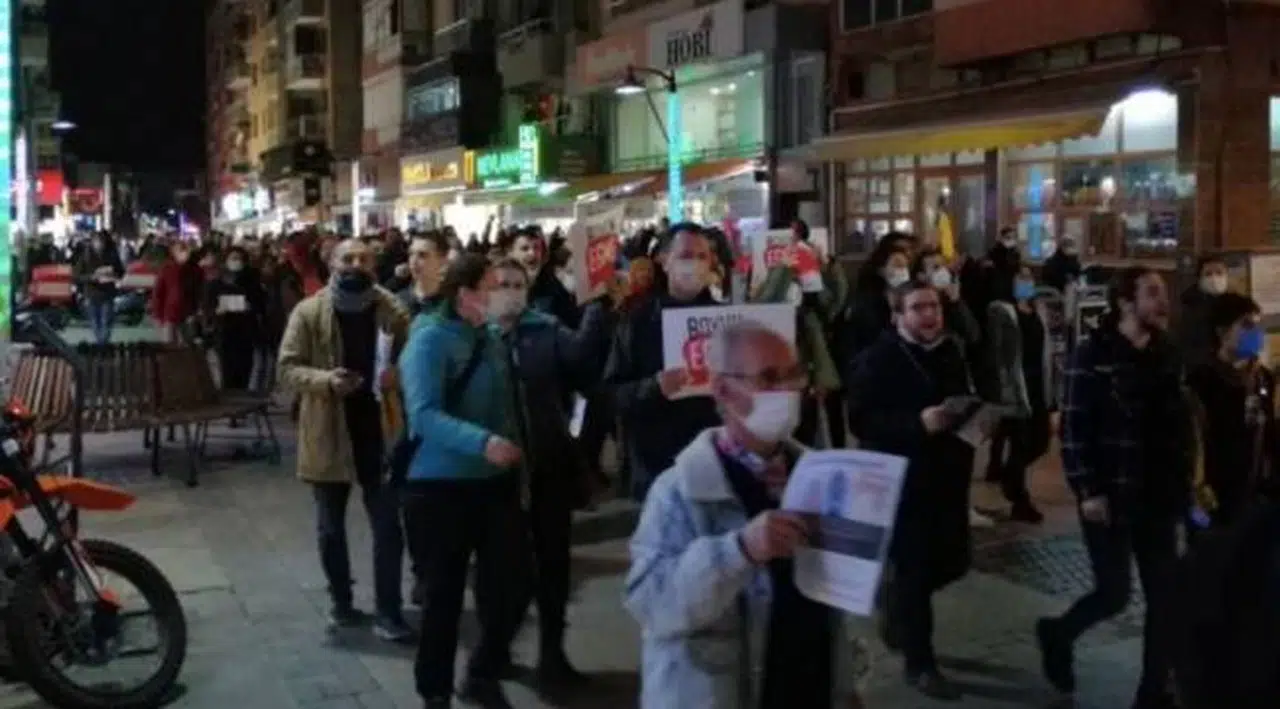 Ekonomik gelişmeleri protesto edenler İzmir'de eylemdeydi: ‘AKP’den hesabı biz soracağız’