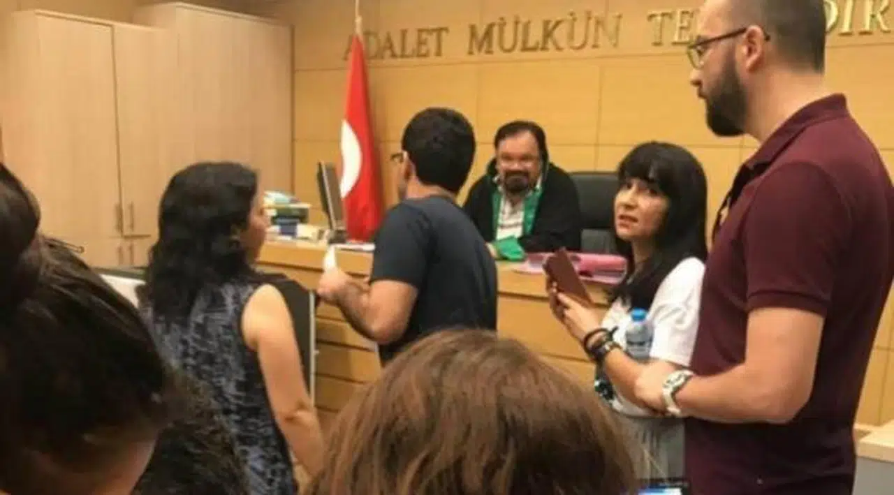 Etek boyu ölçen hakim hakkında karar