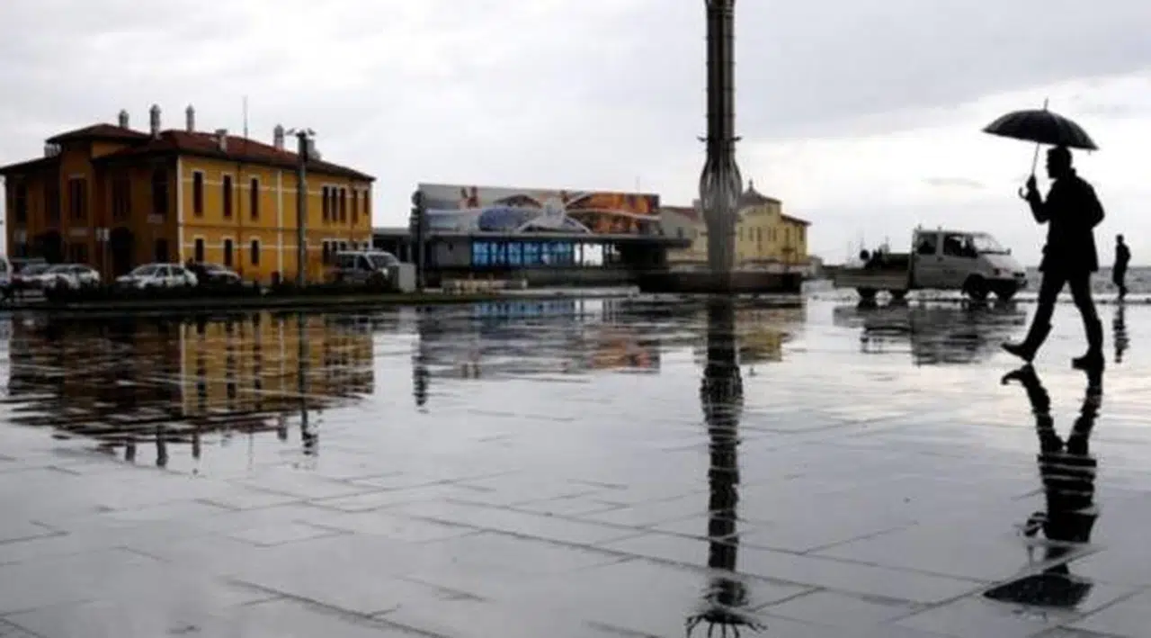 İzmir Valiliği'nden sağanak uyarısı: 30 saat sürecek