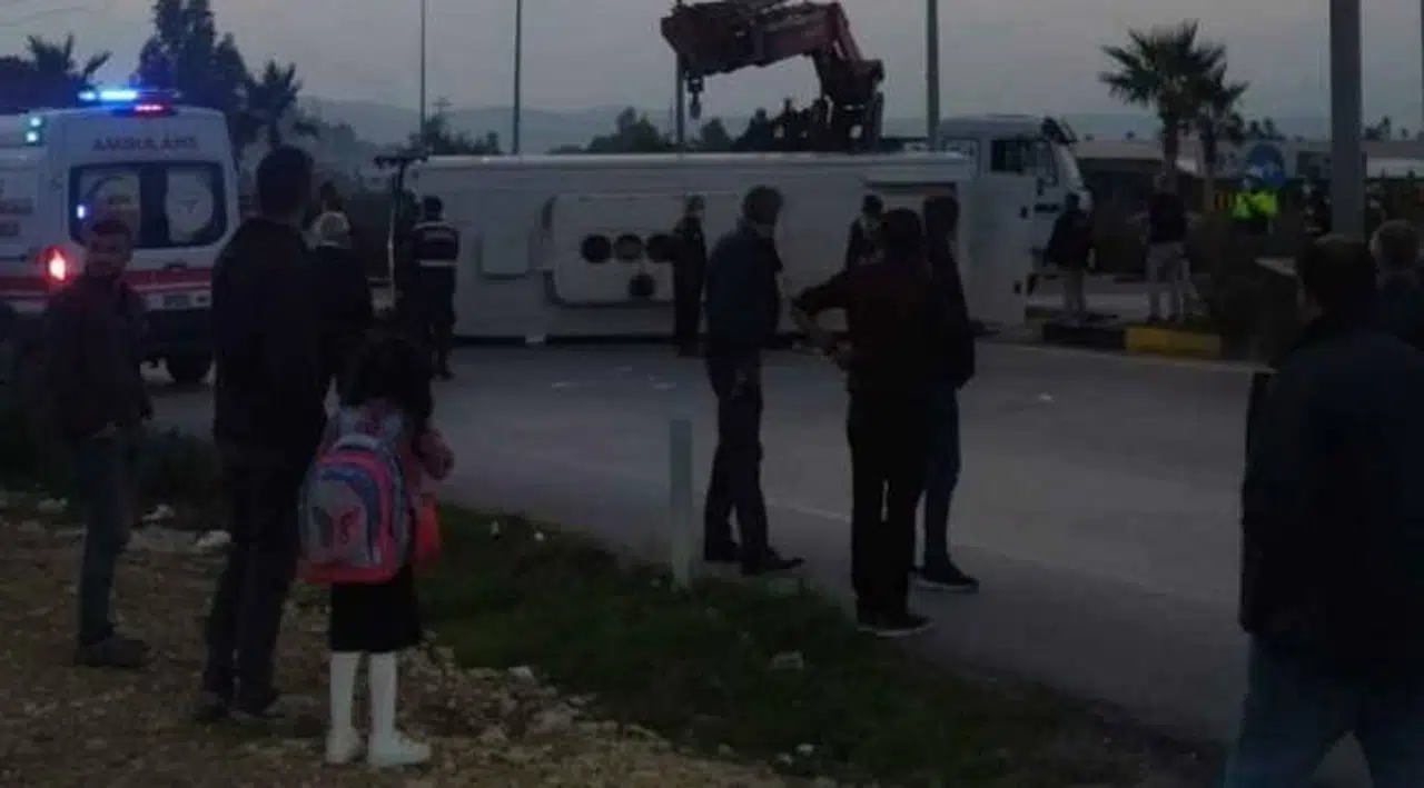 Mandalina işçilerini taşıyan iki midibüs çarpıştı, 5'i ağır 45 kişi yaralandı