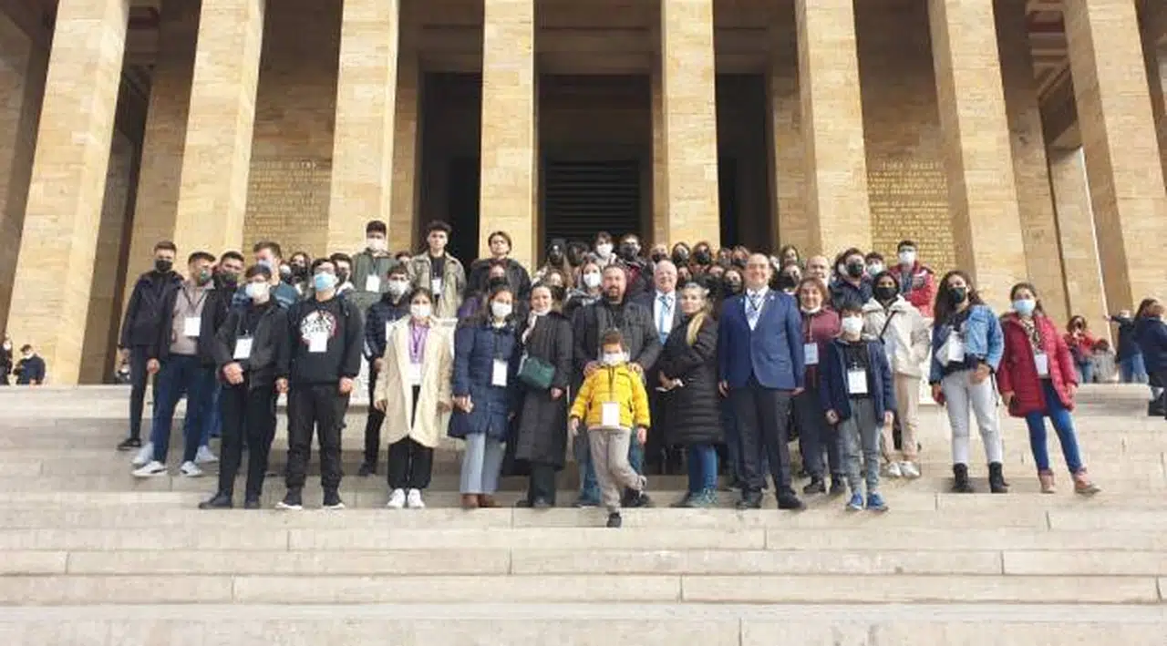 ROTARY’DEN ÖĞRENCİ VE ÖĞRETMENLERE ANITKABİR ZİYARETİ