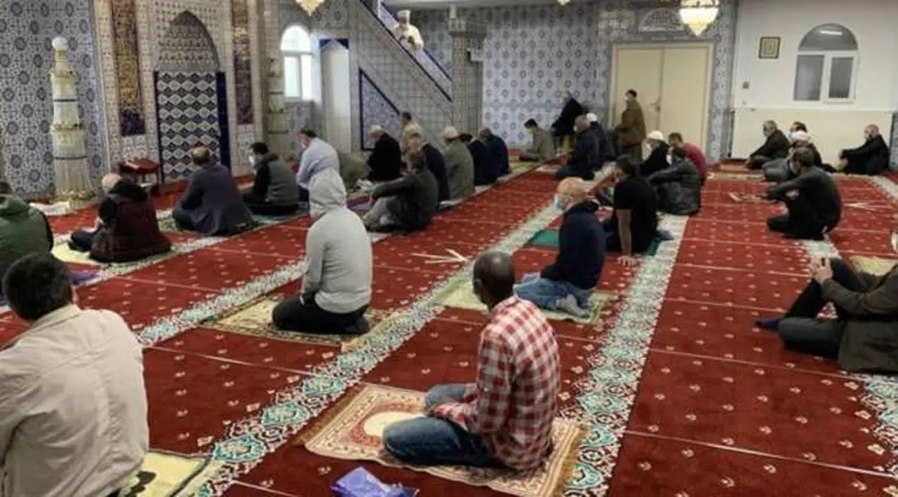 Salgın uygulaması sona erdi: Camilerde eskisi gibi saf tutulacak
