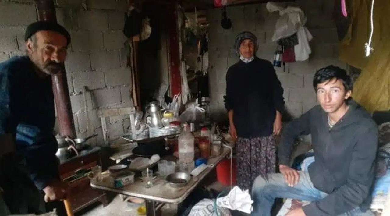 12 yıldır elektriksiz evde yaşayan felçli yurttaş: Köle hesabı yaşıyoruz