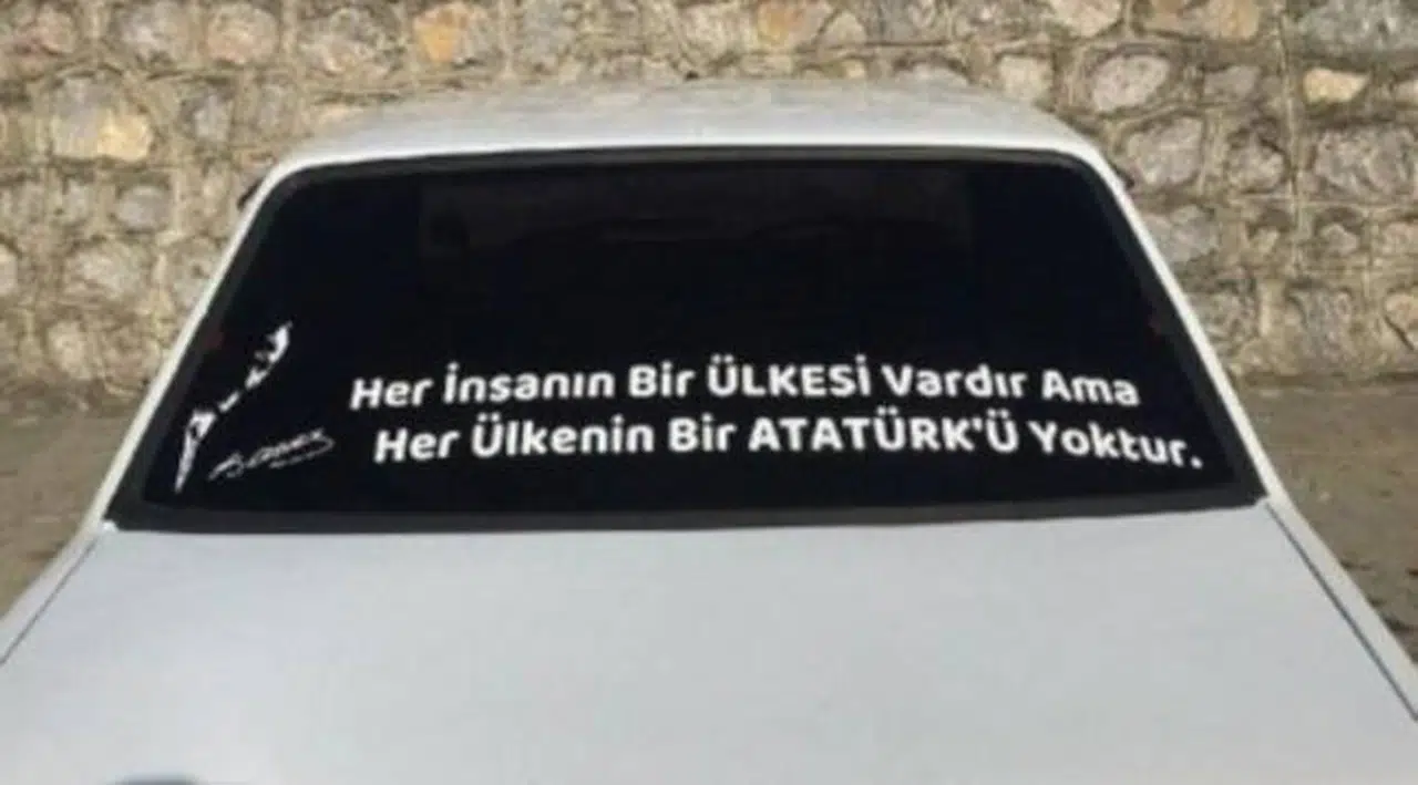 Arabadaki Atatürk yazısına 'bu ne böyle pavyon yazısı gibi' denilerek ceza kesildi