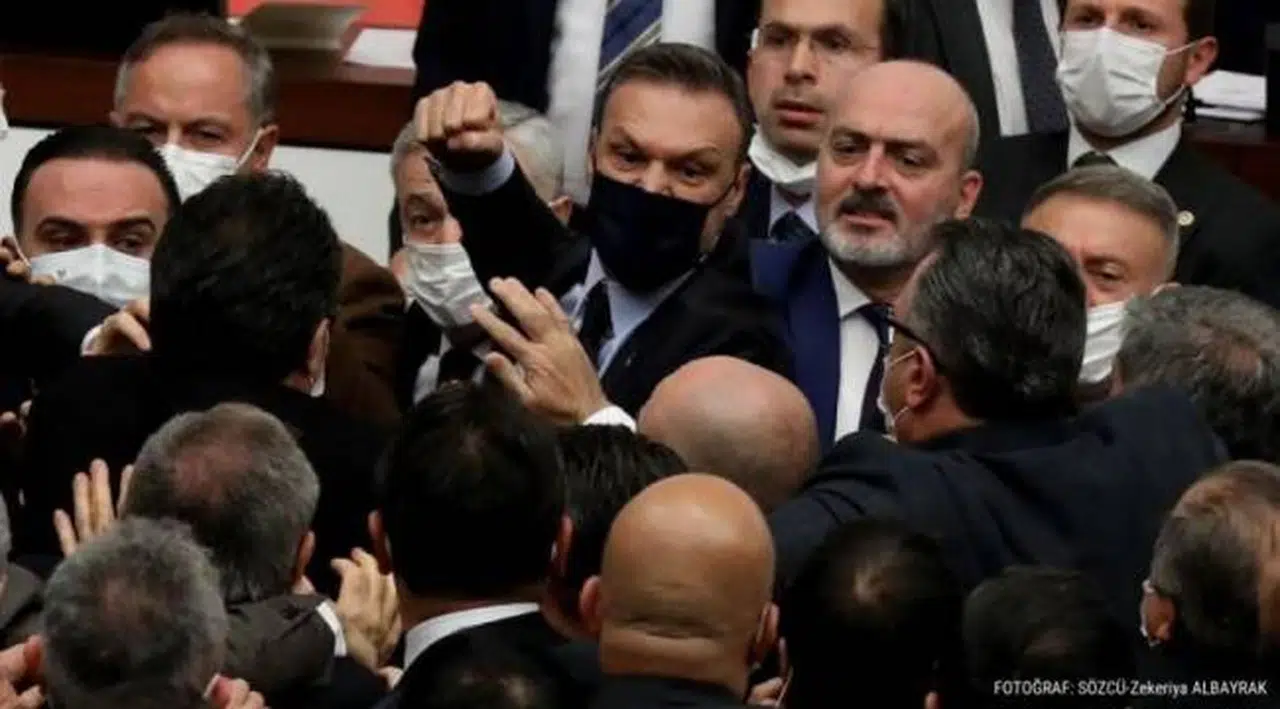 CHP'lilere saldıran Alpay Özalan: İstedikleri kadar linç etsinler, geri dönmem