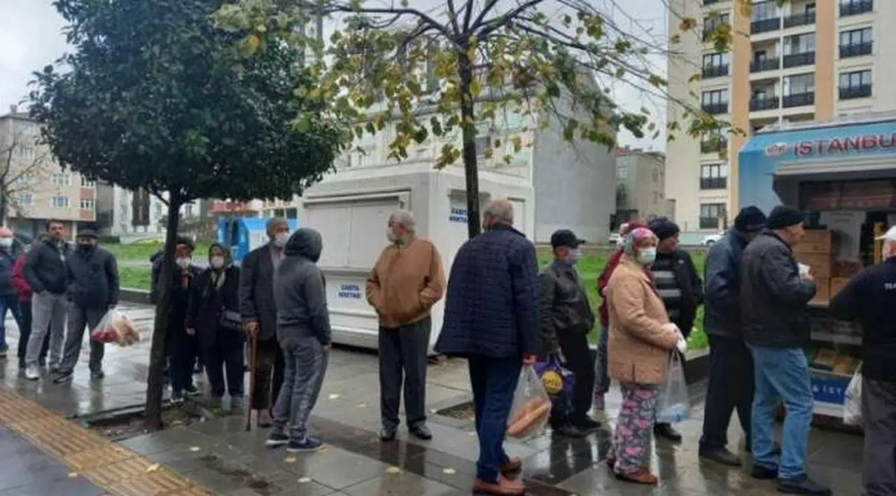 Ekmek kuyruğunda yurttaş gözyaşları içinde isyan etti: Hakkımı helal etmiyorum