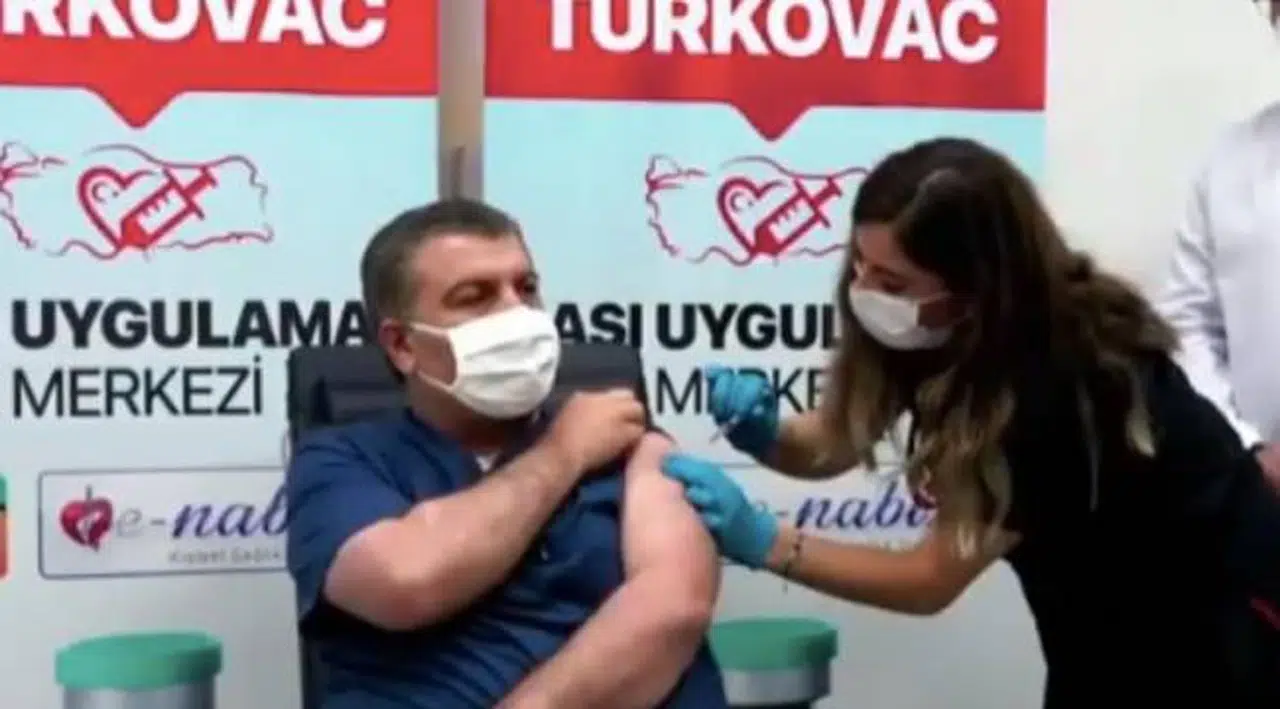 Fahrettin Koca, hatırlatma dozu olarak yerli koronavirüs aşısı Turkovac'ı yaptırdı