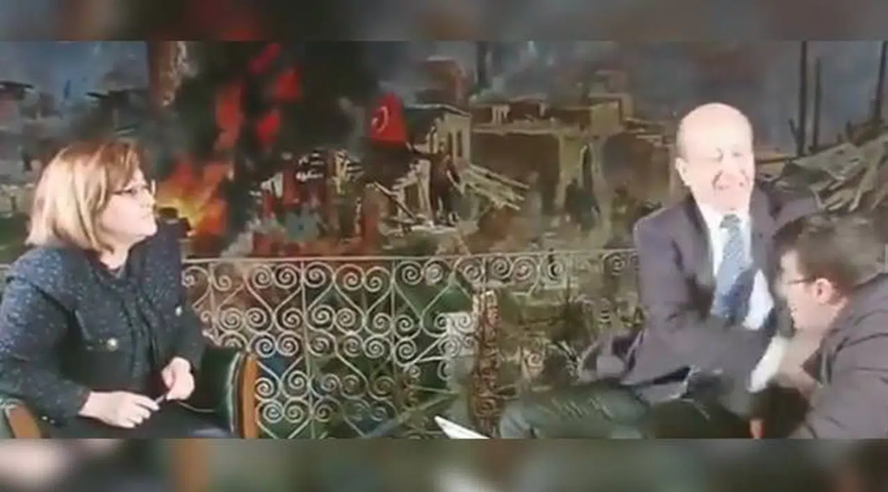 Gazeteci Muharrem Sarıkaya ses teknikerine tokat attı