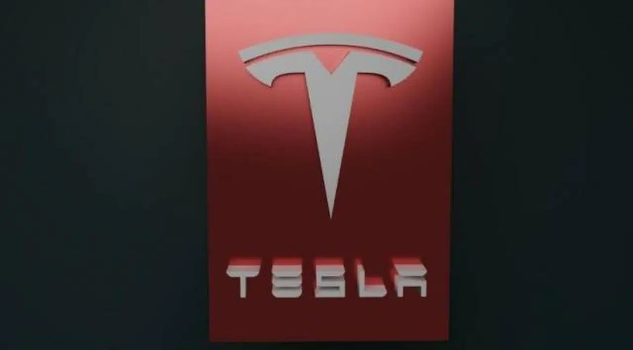 Hatalı araba üreten Tesla hepsini geri topluyor